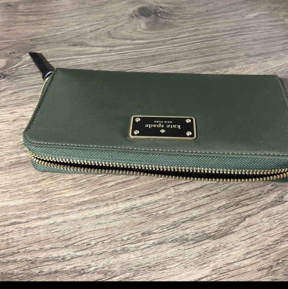Kate spade ♠️ wallet - Picture 2 of 5